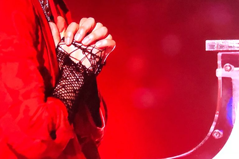 MステウルトラフェスでYOSHIKI feat. HYDEが「Red Swan」を披露！