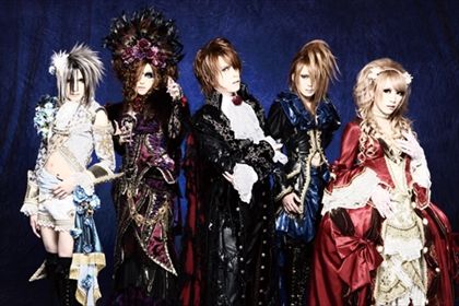 versailles_new_outfits
